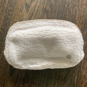 LuluLemon Everywhere Belt Bag Sherpa